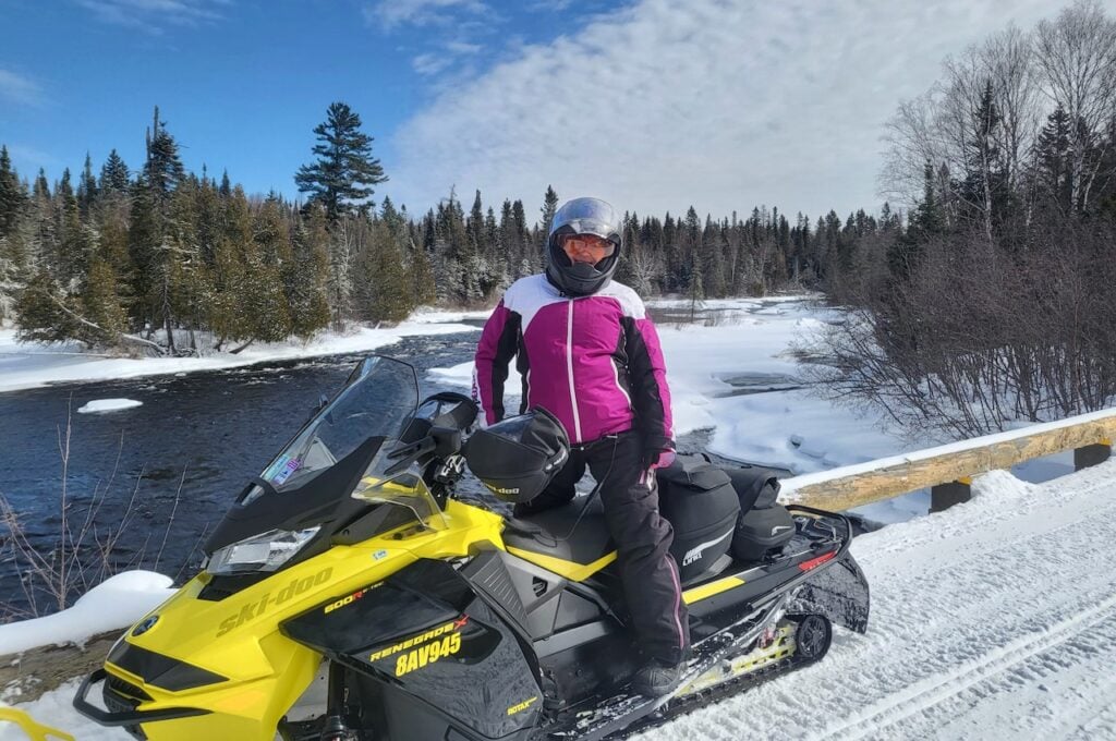 Belle vue en motoneige sur le bord d'une rivière